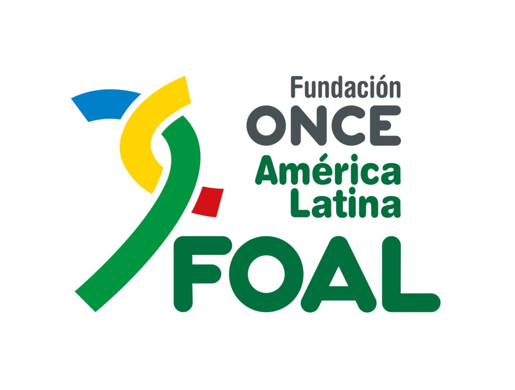 Logotipo da Fundação ONCE para a América Latina (FOAL) com símbolo formado por curvas nas cores azul, amarelo, verde e um pequeno traço vermelho. À direita, o texto “Fundación ONCE América Latina” em cinza e verde, e abaixo, a palavra “FOAL” em verde.
